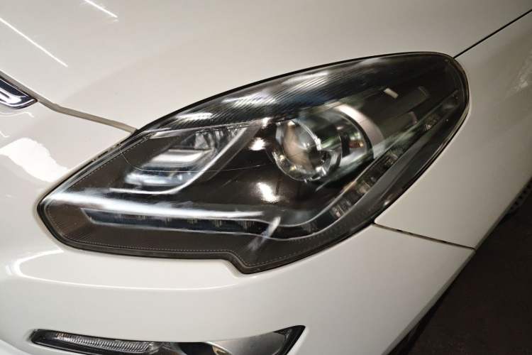 Used Luxgen Great 7 SUV 2015 2.2T Two-Wheel-Drive ZhiZun Version Left Front Headlight