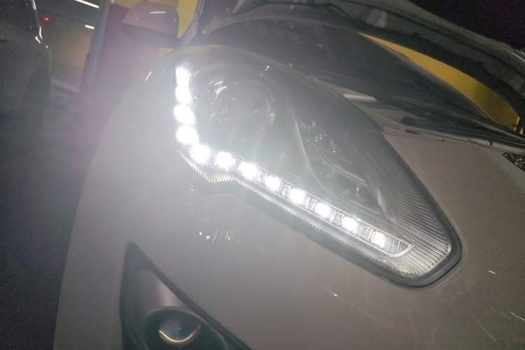 Used Luxgen Great 7 SUV 2015 2.2T Two-Wheel Drive Smart Version Right Front Headlight