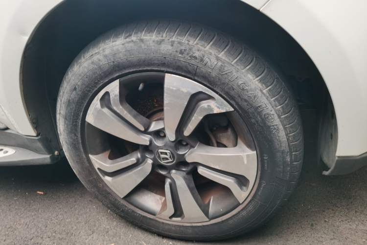 Used Luxgen Great 7 SUV 2015 2.2T Two-Wheel Drive Smart Version Right Front Wheel Hub