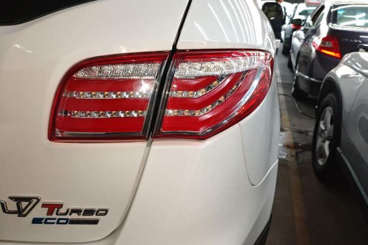 Used Luxgen Great 7 SUV 2015 2.2T Two-Wheel-Drive ZhiZun Version Right Rear Taillight