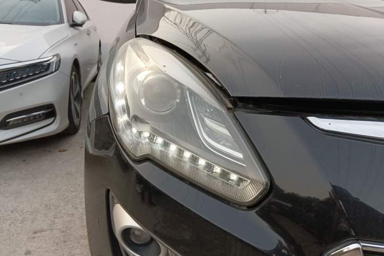 Used Luxgen Great 7 SUV 2016 2.2T Two-Wheel-Drive Smart Version Right Front Headlight