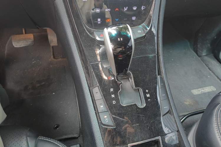 Used Luxgen Great 7 SUV 2016 2.2T Two-Wheel Drive ZhiZun Version Gear Lever