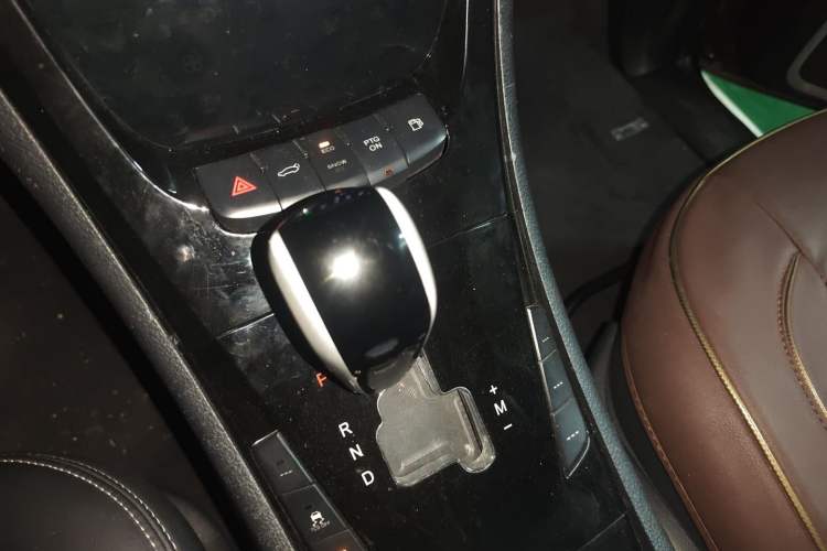 Used Luxgen Great 7 SUV 2016 2.2T Two-Wheel Drive ZhiZun Version Gear Lever