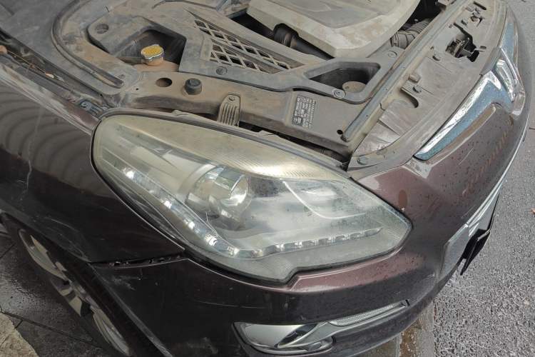 Used Luxgen Great 7 SUV 2016 2.2T Two-Wheel Drive ZhiZun Version Right Front Headlight
