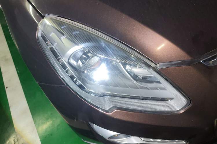 Used Luxgen Great 7 SUV 2016 2.2T Two-Wheel Drive ZhiZun Version Right Front Headlight