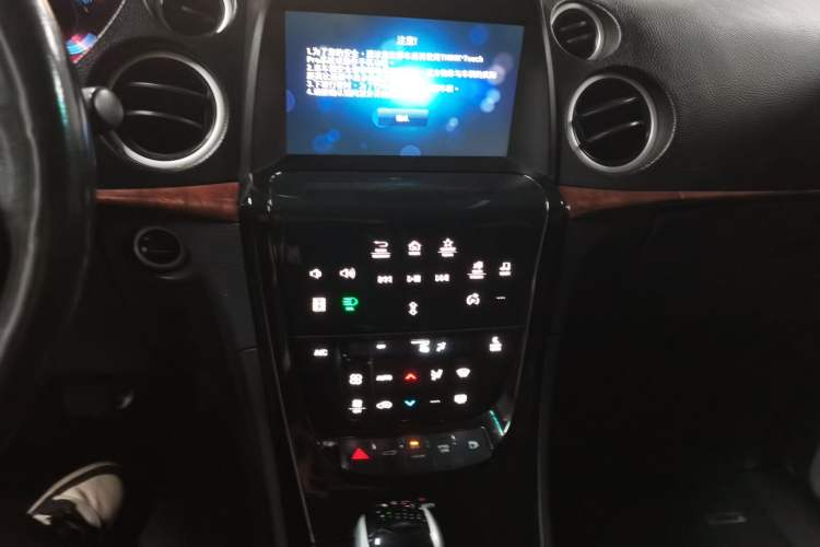 Used Luxgen Great 7 SUV 2016 2.2T Two-Wheel Drive ZhiZun Version Audio And AC Panel
