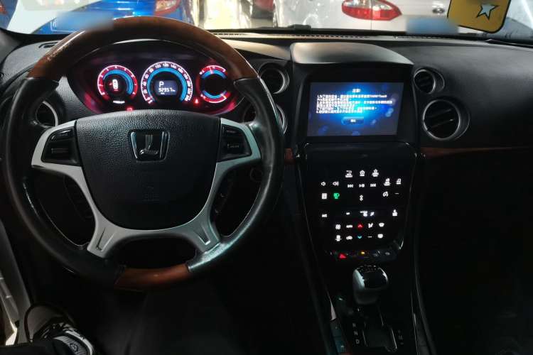 Used Luxgen Great 7 SUV 2016 2.2T Two-Wheel Drive ZhiZun Version Center Console