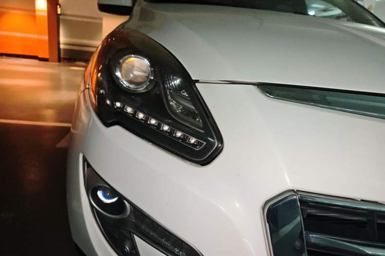 Used Luxgen Great 7 SUV 2016 2.2T Two-Wheel-Drive Smart Version Right Front Headlight