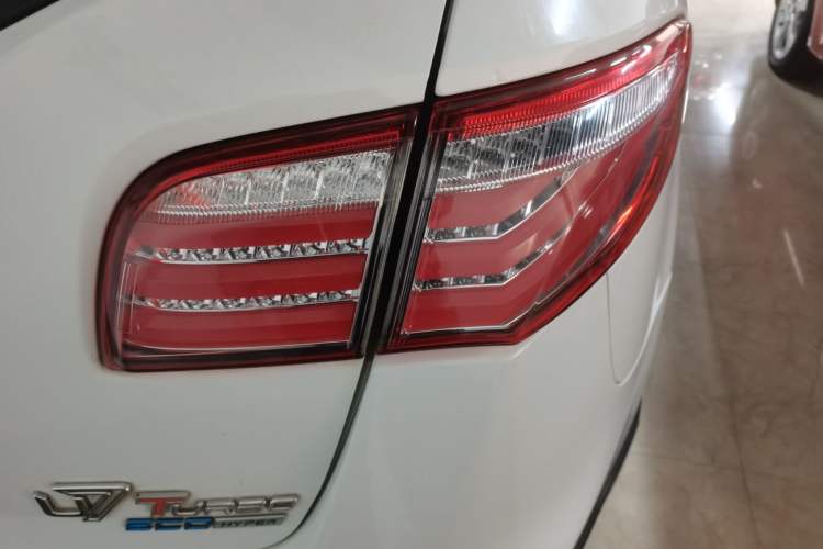Used Luxgen Great 7 SUV 2016 2.2T Two-Wheel Drive ZhiZun Version Right Rear Taillight