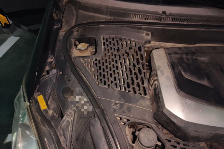 Used Luxgen MASTER CEO 2013 2.2T Executive Edition Engine Bay Right
