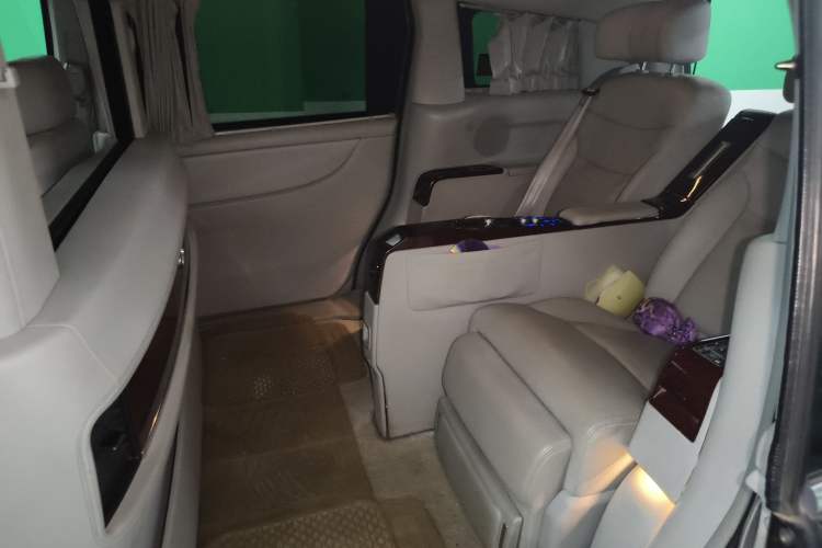 Used Luxgen MASTER CEO 2013 2.2T Executive Edition Left Rear Seat