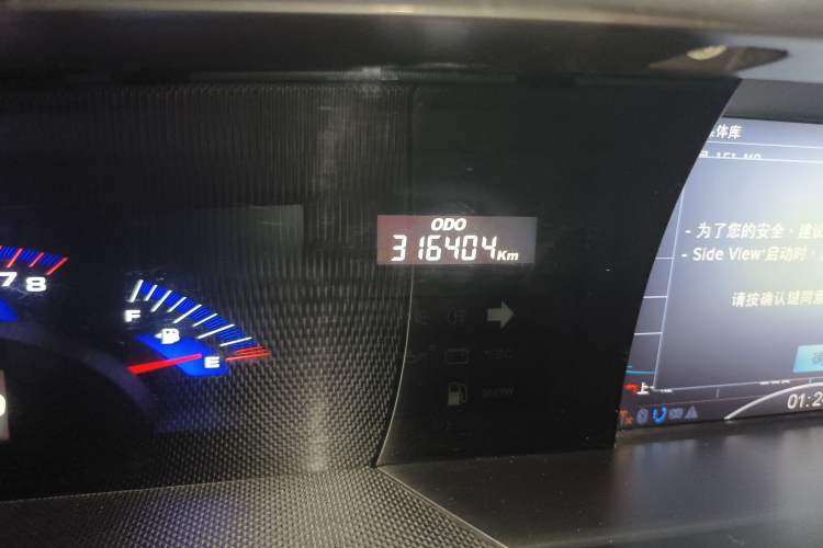 Used Luxgen MASTER CEO 2013 2.2T Executive Edition Odometer Close Up