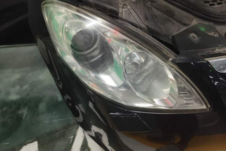 Used Luxgen MASTER CEO 2013 2.2T Executive Edition Right Front Headlight
