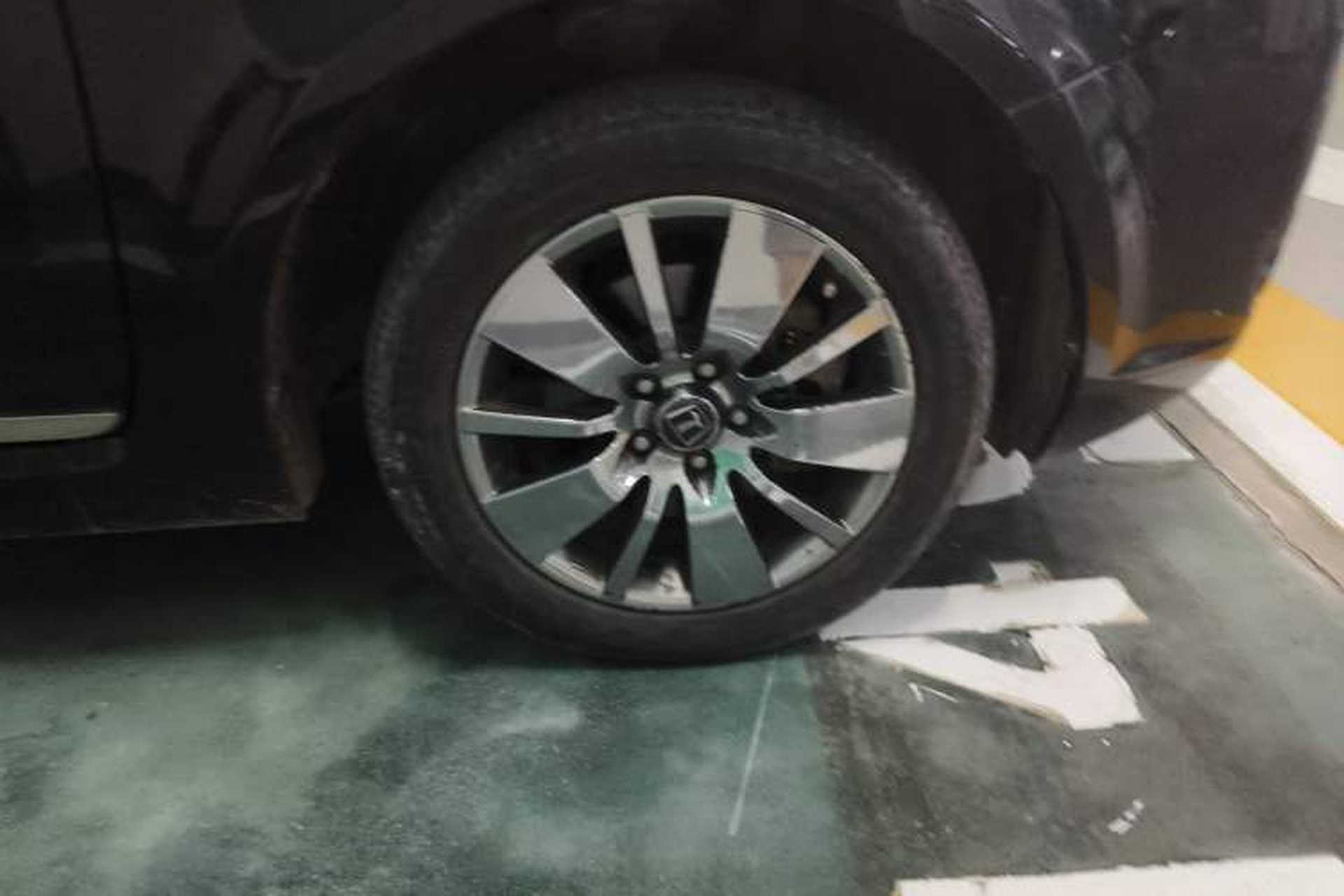 Used Luxgen MASTER CEO 2013 2.2T Executive Edition Right Front Wheel Hub