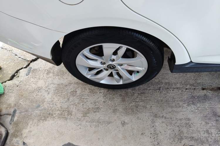 Used Luxgen S3 2016 1.6L CVT Deluxe Model with Sunroof Exterior 5