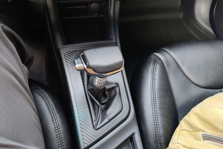 Used Luxgen S3 2016 1.6L CVT Deluxe Model with Sunroof Gear Lever