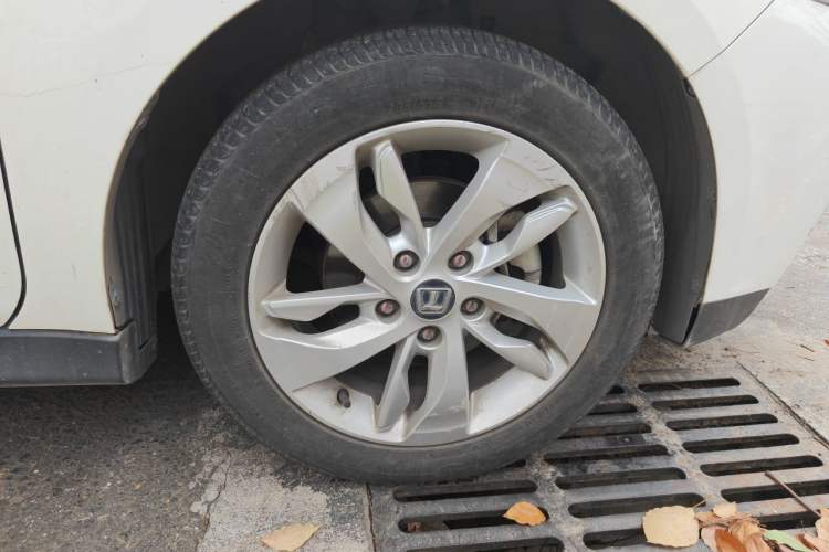 Used Luxgen S3 2016 1.6L CVT Deluxe Model with Sunroof Right Front Wheel Hub