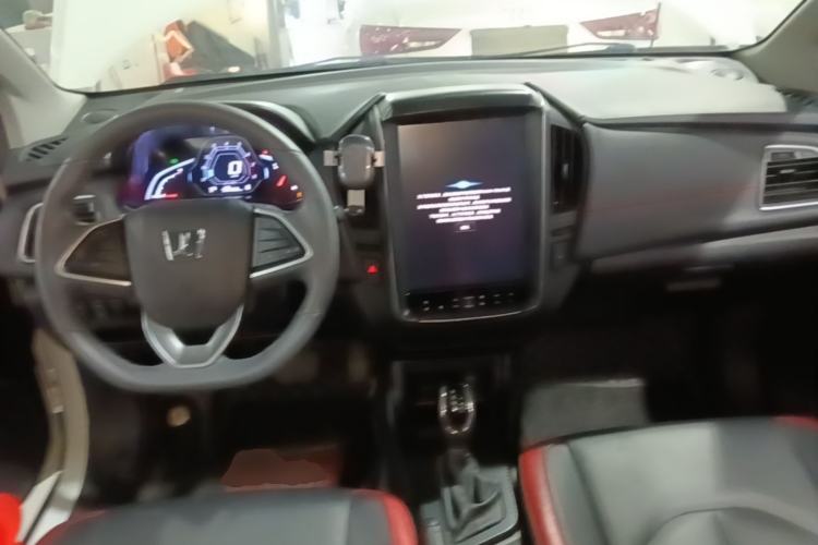 Used Luxgen U5 SUV 2017 1.6L CVT Flagship Edition Center Console