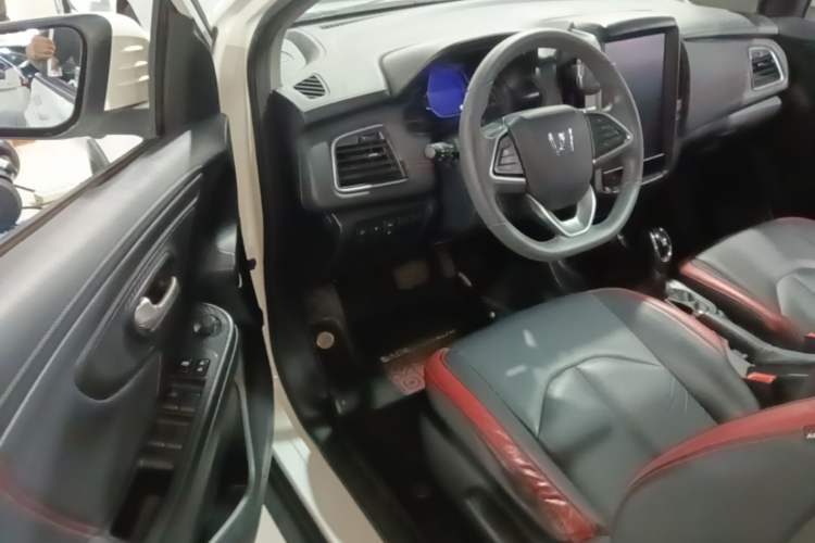 Used Luxgen U5 SUV 2017 1.6L CVT Flagship Edition Driver Seat