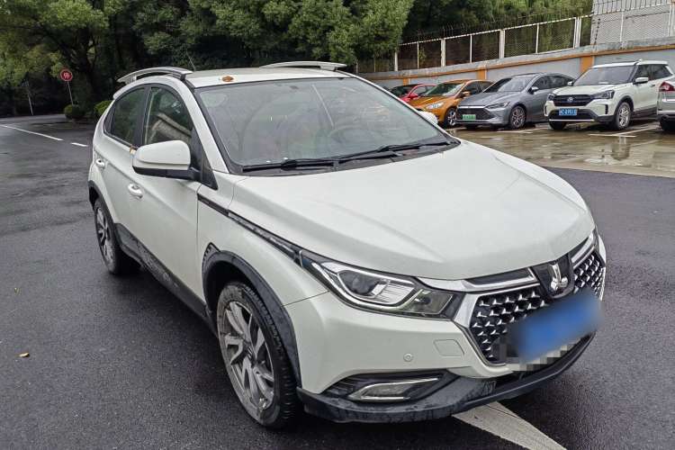 Used Luxgen U5 SUV 2017 1.6L CVT Knight Edition Front Right 45 Deg