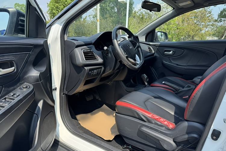 Used Luxgen U5 SUV 2017 1.6L CVT Prestige Edition Interior 4