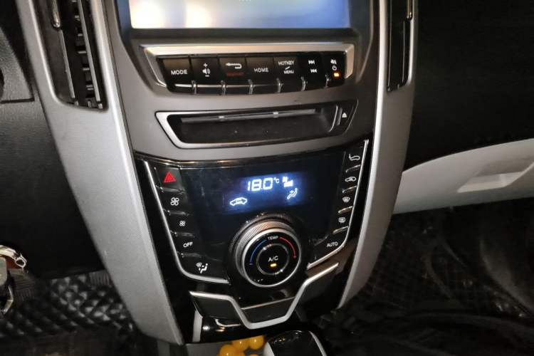 Used Luxgen U6 SUV 2014 1.8T Fashion Edition Audio And AC Panel