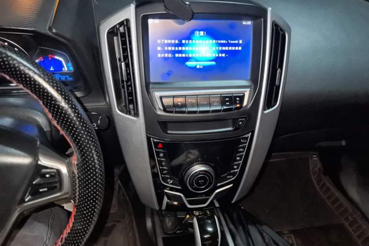 Used Luxgen U6 SUV 2014 1.8T ZhiZun Model Audio And AC Panel