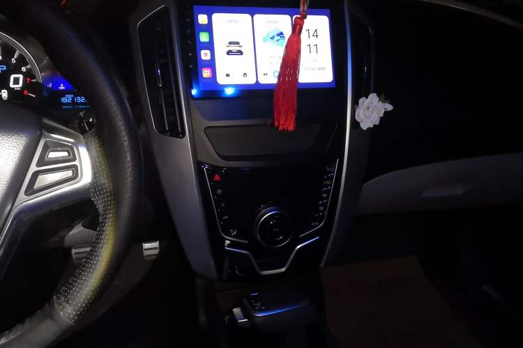Used Luxgen U6 SUV 2014 1.8T ZhiZun Model Audio And AC Panel