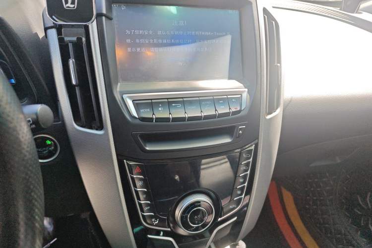 Used Luxgen U6 SUV 2014 1.8T ZhiZun Model Audio And AC Panel