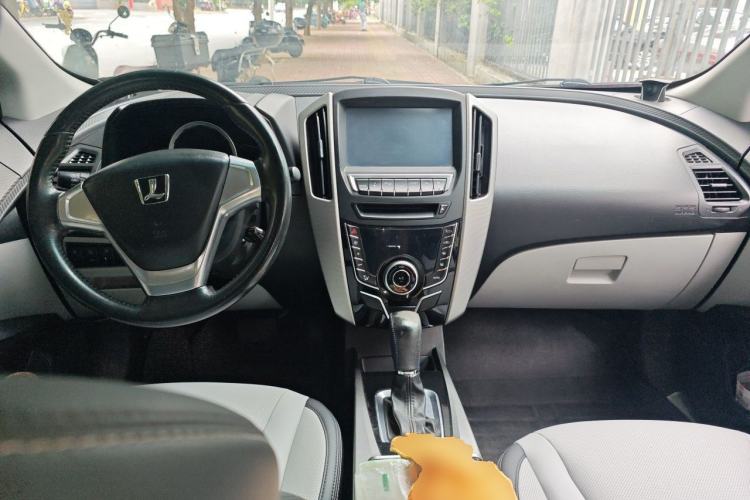 Used Luxgen U6 SUV 2014 1.8T Fashion Edition Center Console