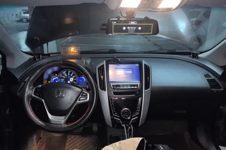 Used Luxgen U6 SUV 2014 1.8T ZhiZun Model Center Console