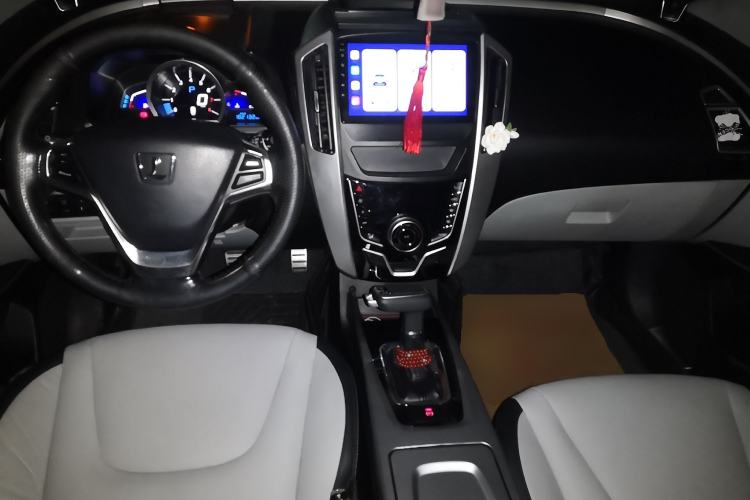 Used Luxgen U6 SUV 2014 1.8T ZhiZun Model Center Console