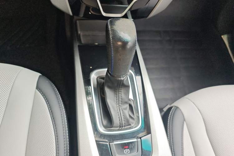 Used Luxgen U6 SUV 2014 1.8T Fashion Edition Gear Lever