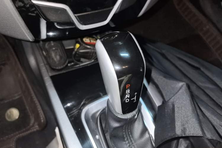 Used Luxgen U6 SUV 2014 1.8T ZhiZun Model Gear Lever