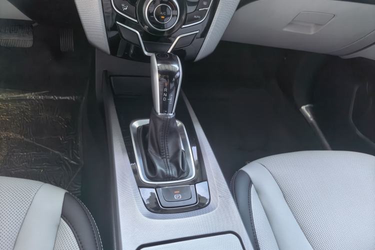 Used Luxgen U6 SUV 2014 1.8T ZhiZun Model Gear Lever