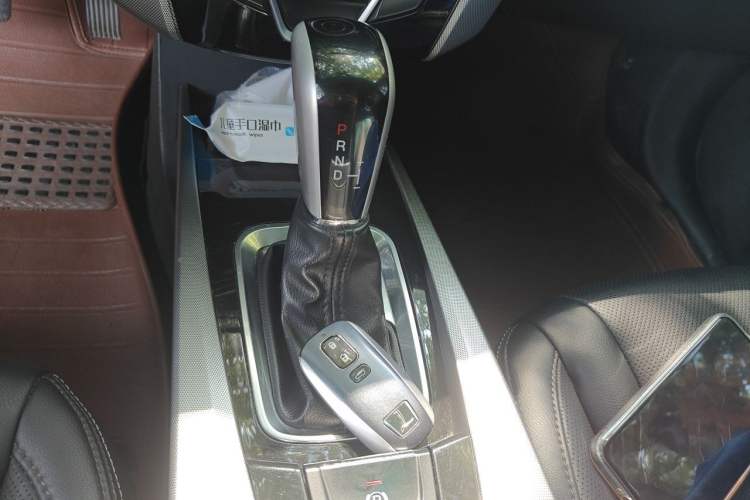 Used Luxgen U6 SUV 2014 2.0T ZhiZun Model Gear Lever