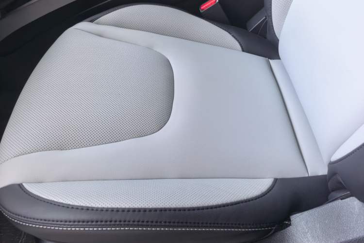 Used Luxgen U6 SUV 2014 1.8T ZhiZun Model Interior 2
