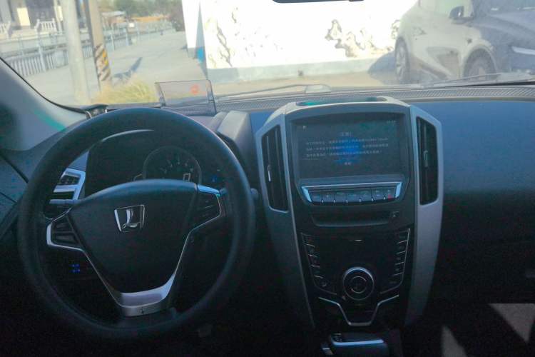 Used Luxgen U6 SUV 2014 1.8T ZhiZun Model Interior 3