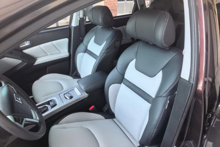 Used Luxgen U6 SUV 2014 1.8T ZhiZun Model Interior 3