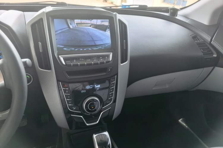 Used Luxgen U6 SUV 2014 1.8T ZhiZun Model Interior 5