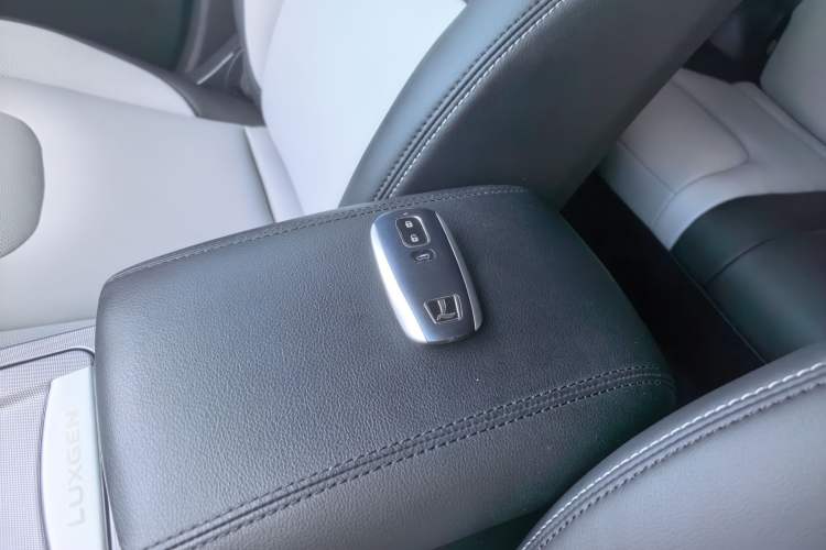 Used Luxgen U6 SUV 2014 1.8T ZhiZun Model Interior 6