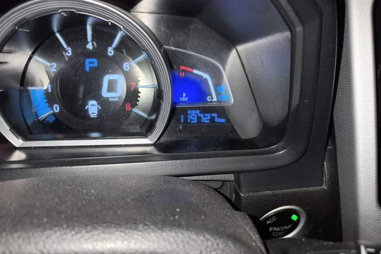 Used Luxgen U6 SUV 2014 1.8T ZhiZun Model Odometer Close Up