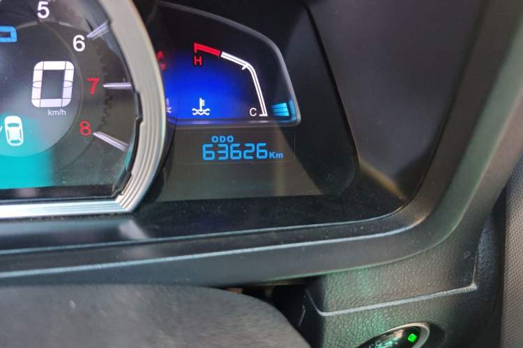 Used Luxgen U6 SUV 2014 1.8T ZhiZun Model Odometer Close Up