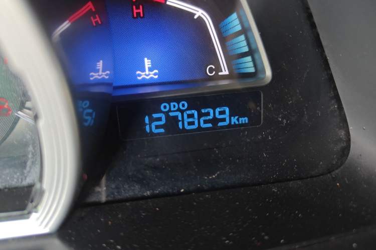 Used Luxgen U6 SUV 2014 2.0T ZhiZun Model Odometer Close Up