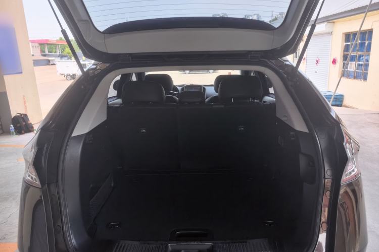 Used Luxgen U6 SUV 2014 1.8T ZhiZun Model Trunk