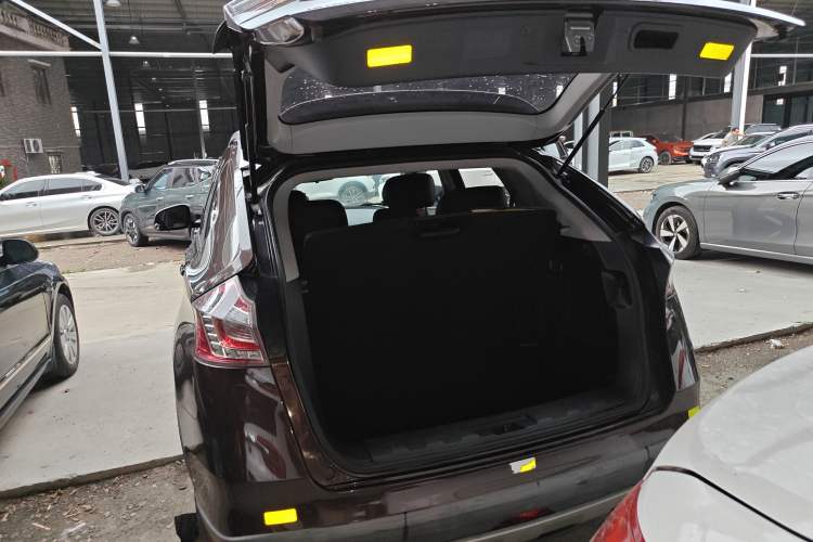 Used Luxgen U6 SUV 2014 1.8T ZhiZun Model Trunk