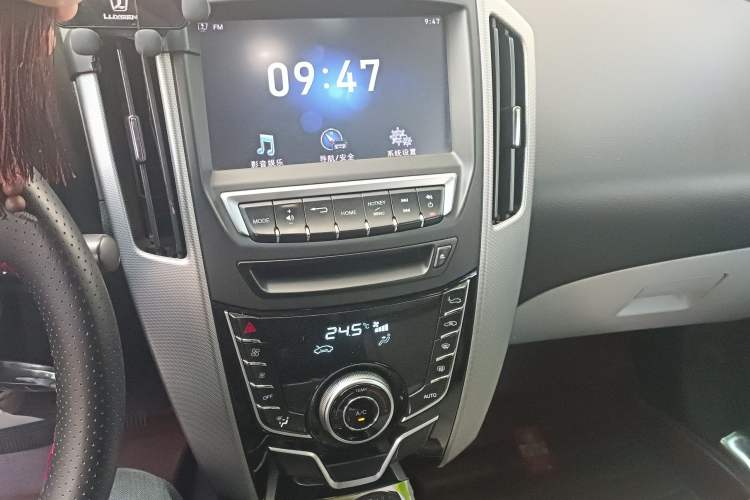 Used Luxgen U6 SUV 2014 1.8T Fashion Edition Audio And AC Panel