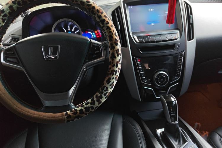 Used Luxgen U6 SUV 2014 1.8T ZhiZun Model Center Console
