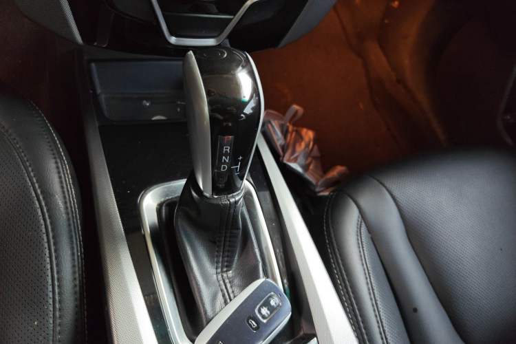 Used Luxgen U6 SUV 2014 1.8T ZhiZun Model Gear Lever