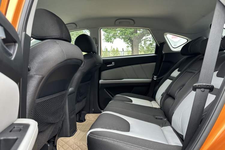 Used Luxgen U6 SUV 2014 1.8T Charm Version Left Rear Seat